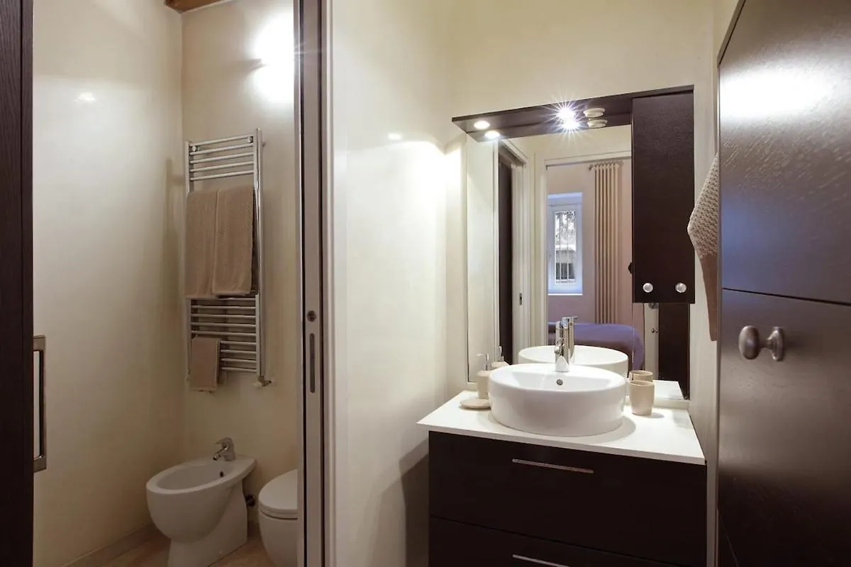 Apartment Miro-Canonica 41, Milan