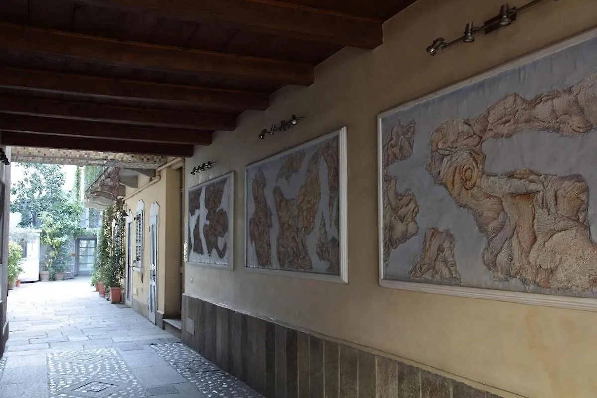 Miro-Canonica 41, Milan Apartment
